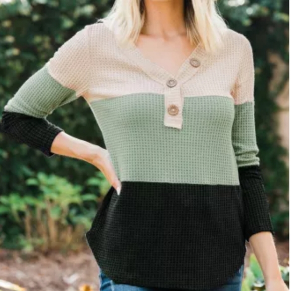 Waffle thermal with button detail / Chic Classic - Picture 5 of 6